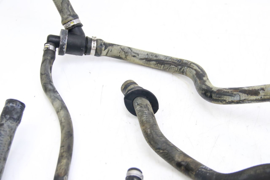 photo de TUBO DEL RADIATORE PIAGGIO VESPA GTS SUPER IE 125 (2009 - 2016) - Dettagli dei punti di fissaggio