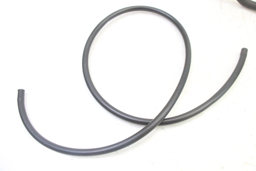 photo de TUBO DEL RADIATORE YAMAHA XMAX X-MAX 125 (2006 - 2009) - Primo piano tecnico