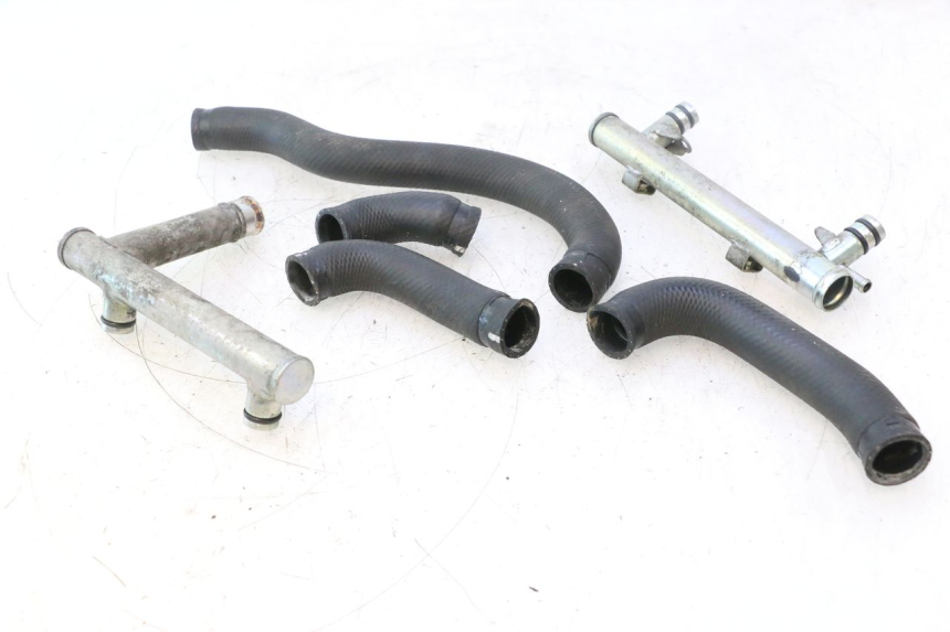 photo de TUBO DEL RADIATORE KAWASAKI ZZR 600 (1995 - 2004) - Primo piano tecnico