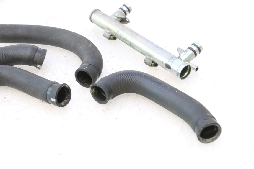 photo de TUBO DEL RADIATORE KAWASAKI ZZR 600 (1995 - 2004) - Dettagli dei punti di fissaggio