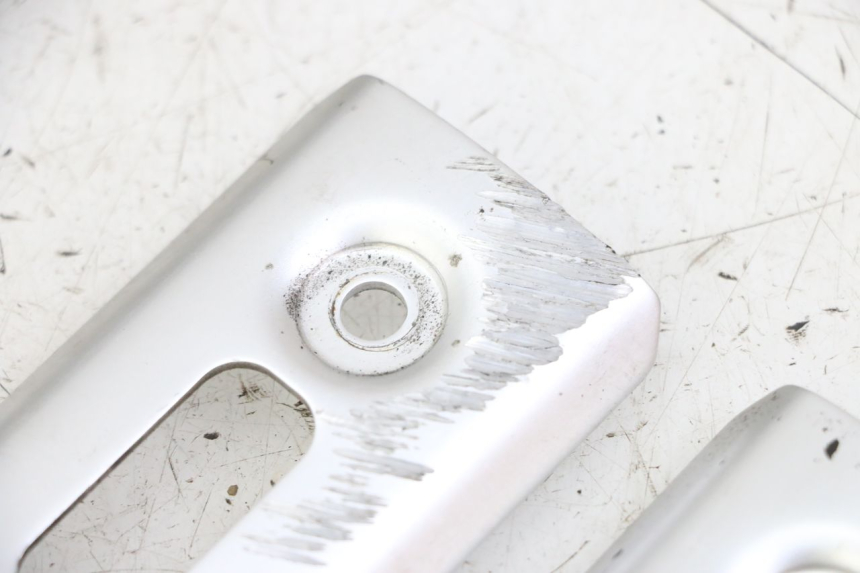 photo de SCUDO RADIATORE YAMAHA FZS FAZER 600 (2001 - 2003) - Dettagli dei punti di fissaggio