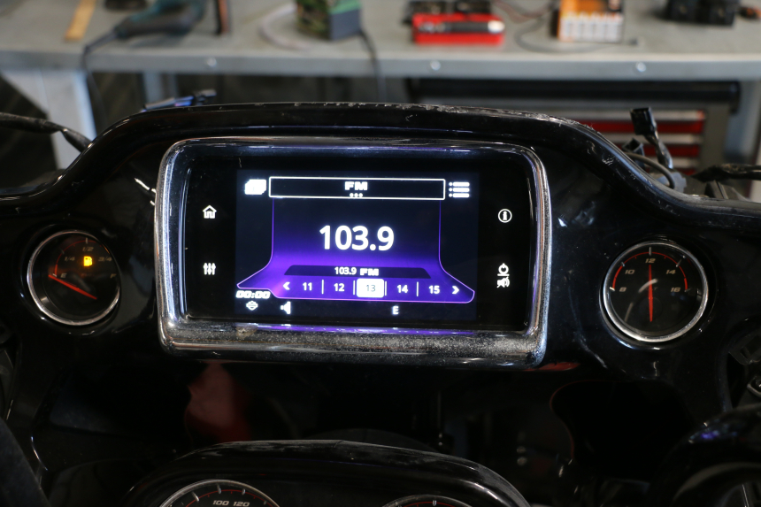 photo de DISPLAY MULTIMEDIALE HARLEY DAVIDSON ROAD GLIDE FLTRXSE 1920 (2018 - 2022) - Primo piano tecnico