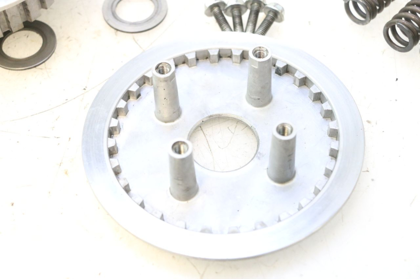 photo de FRIZIONE SUZUKI DR S 600 (1985 - 1989) - Caratteristiche distintive