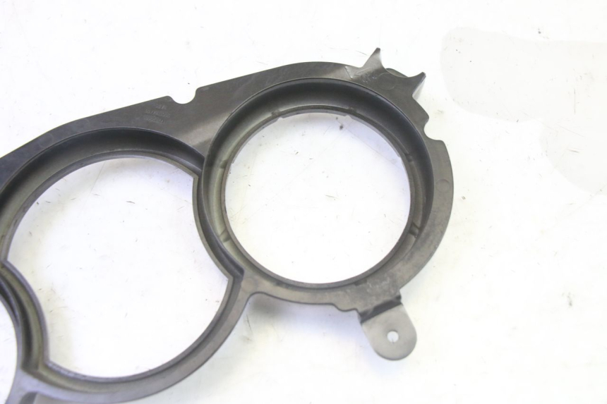 photo de Cornice del contachilometri PEUGEOT SATELIS 125 (2013 - 2018) - Dettagli dei punti di fissaggio