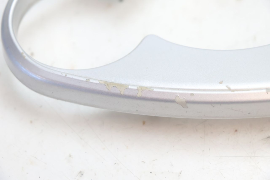 photo de Cornice del contachilometri YAMAHA YP MAJESTY 125 (2007 - 2010) - Zoom sullo stato d'uso
