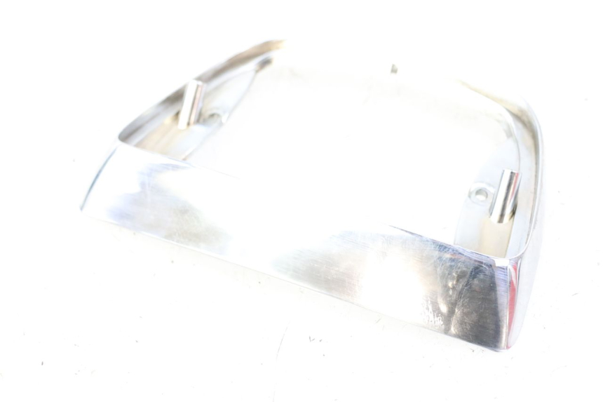 photo de CONTORNO LUCE POSTERIORE PIAGGIO VESPA LX 2T 50 (2005 - 2013) - Dettagli dei punti di fissaggio