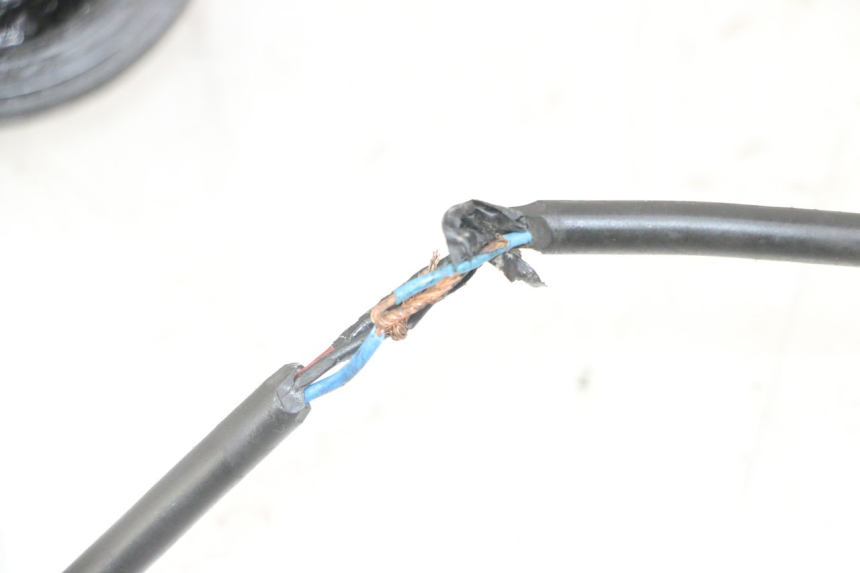 photo de ENTRATORE CONTACHILOMETRI YAMAHA XMAX X-MAX 125 (2006 - 2009) - Dettagli dei punti di fissaggio