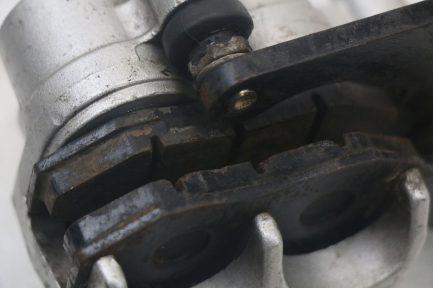 photo de PINZA FRENO POSTERIORE JONWAY AZTRAL 125 (2008 - 2017) - Dettagli dei punti di fissaggio