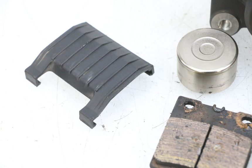 photo de PINZA FRENO POSTERIORE SUZUKI GSF N BANDIT 600 (1996 - 1999) - Stato della superficie e materiale