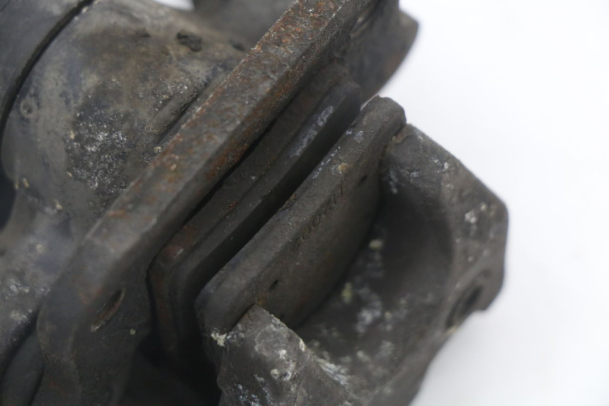 photo de PATTINO DI PARCHEGGIO PIAGGIO MP3 125 (2006 - 2014) - Dettagli dei punti di fissaggio