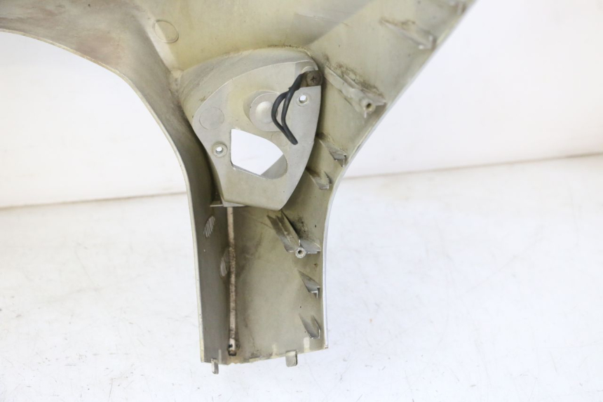 photo de SCUDO CARENA ANTERIORE KYMCO GRAND DINK 125 (2002 - 2007) - Stato della superficie e materiale