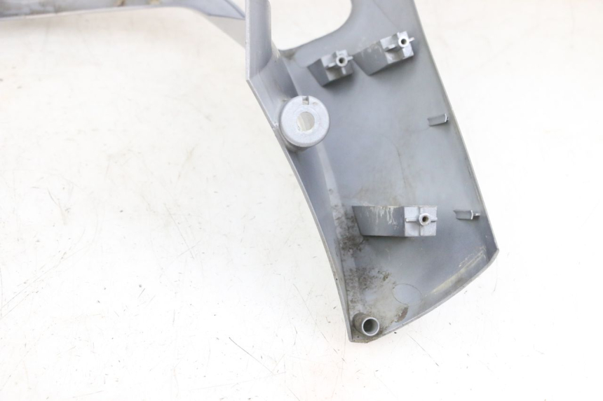 photo de SCUDO CARENA ANTERIORE SYM GTS EVO 125 (2009 - 2013) - Dettagli dei punti di fissaggio