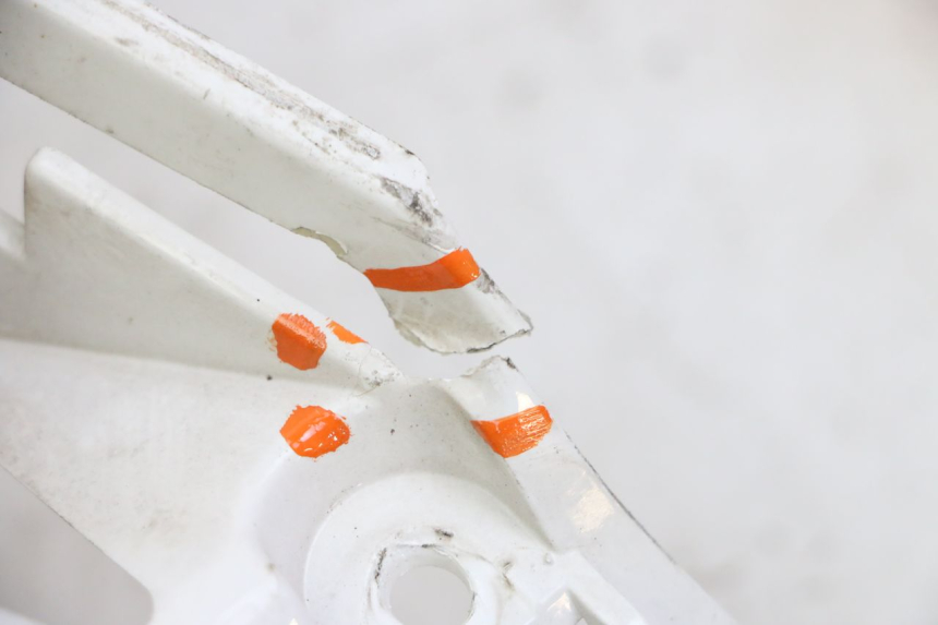 photo de PARAURTI ANTERIORE INFERIORE PEUGEOT CITYSTAR 50 (2013 - 2017) - Stato della superficie e materiale