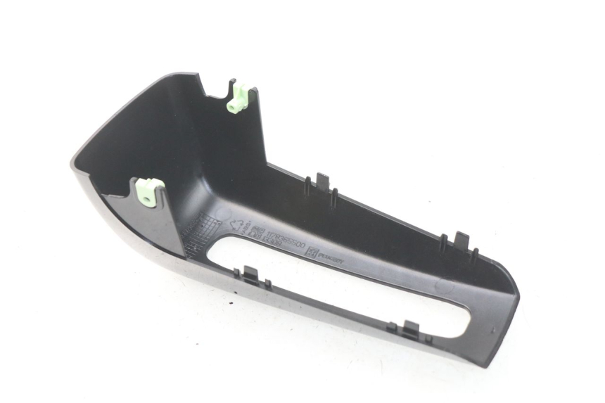 photo de CARENA ANTERIORE INFERIORE PEUGEOT METROPOLIS 400 (2017 - 2020) - Dettaglio del componente