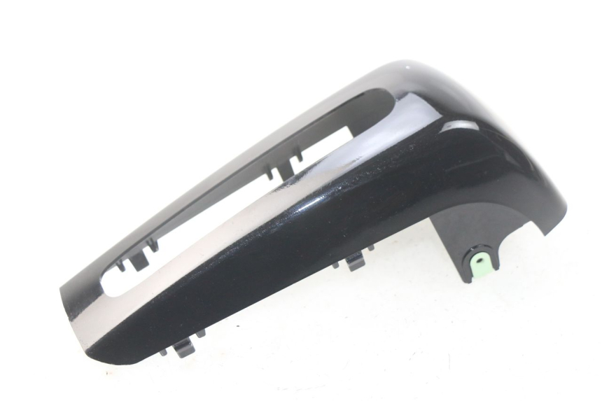 photo de CARENA ANTERIORE INFERIORE PEUGEOT METROPOLIS 400 (2017 - 2020) - Primo piano tecnico