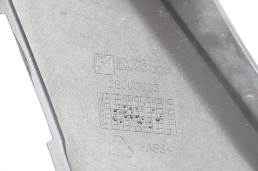 photo de CARENA ANTERIORE INFERIORE PIAGGIO MP3 500 (2016 - 2018) - Dettagli dei punti di fissaggio