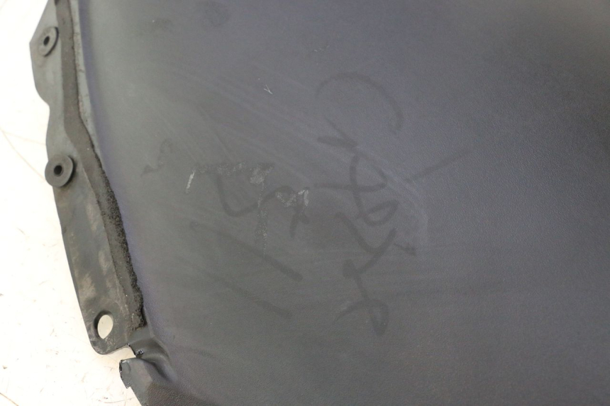 photo de FACCIATA ANTERIORE INTERNA SUZUKI BURGMAN 125 (2007 - 2014) - Primo piano tecnico