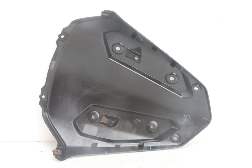 photo de CARENA ANTERIORE INTERNA YAMAHA N-MAX NMAX 125 (2021 - 2024) - Primo piano tecnico