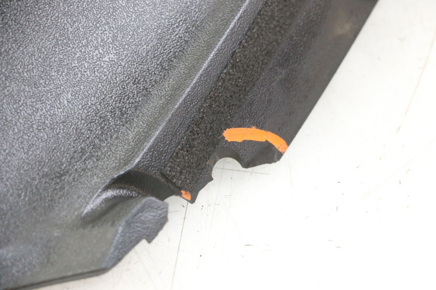 photo de CARENA ANTERIORE INTERNA SUZUKI BURGMAN 125 (2018 - 2021) - Primo piano tecnico