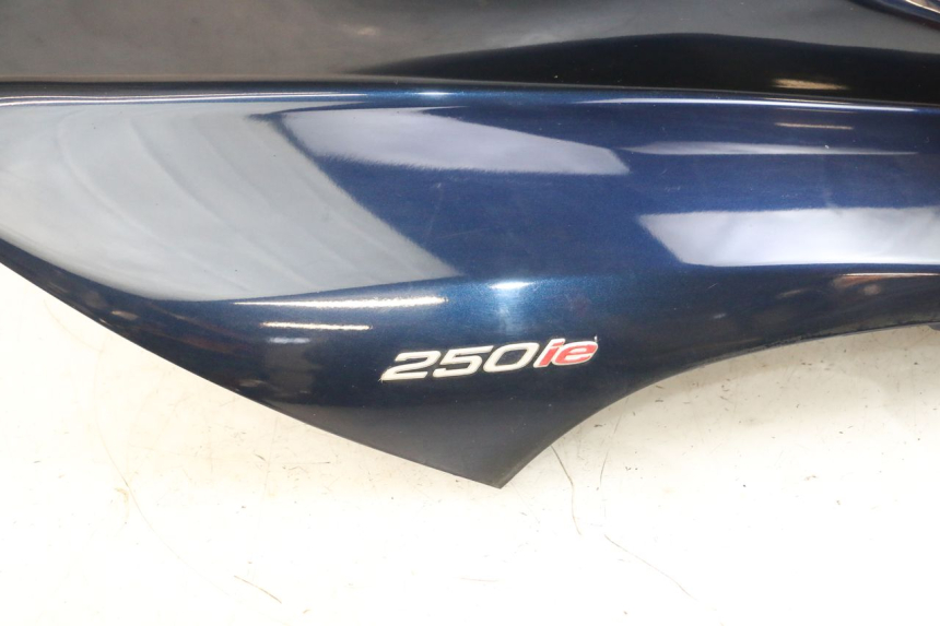 photo de SCUDO CARENA ANTERIORE PIAGGIO MP3 RL 250 (2006 - 2010) - Caratteristiche distintive