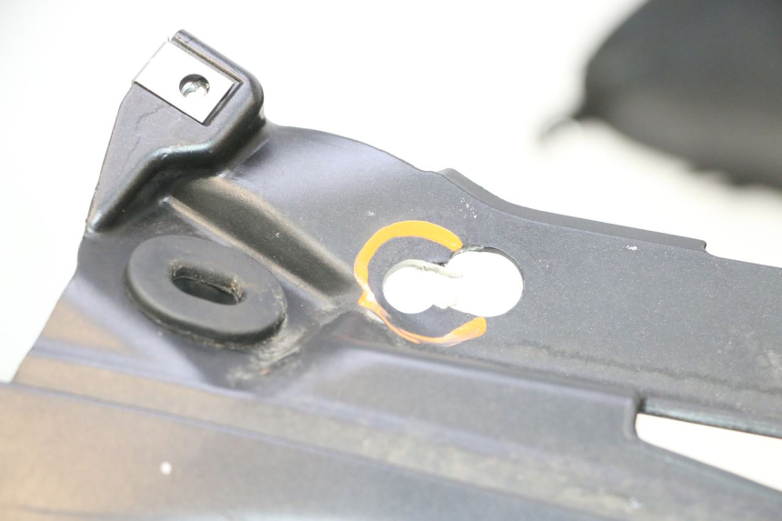 photo de SCUDO CARENA ANTERIORE PIAGGIO MP3 RL 250 (2006 - 2010) - Focus sulla struttura