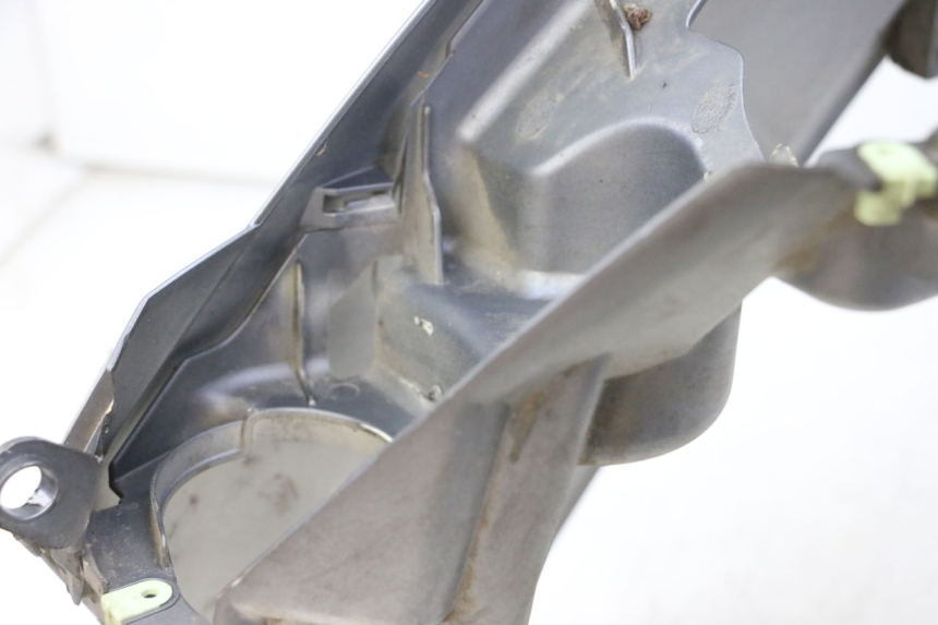 photo de SCUDO CARENA ANTERIORE PEUGEOT SATELIS 250 (2006 - 2012) - Zoom sullo stato d'uso