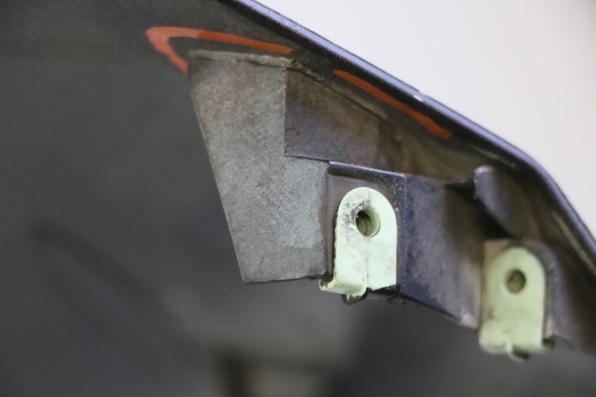 photo de SCUDO CARENA ANTERIORE PEUGEOT SATELIS 125 (2006 - 2009) - Dettaglio del componente