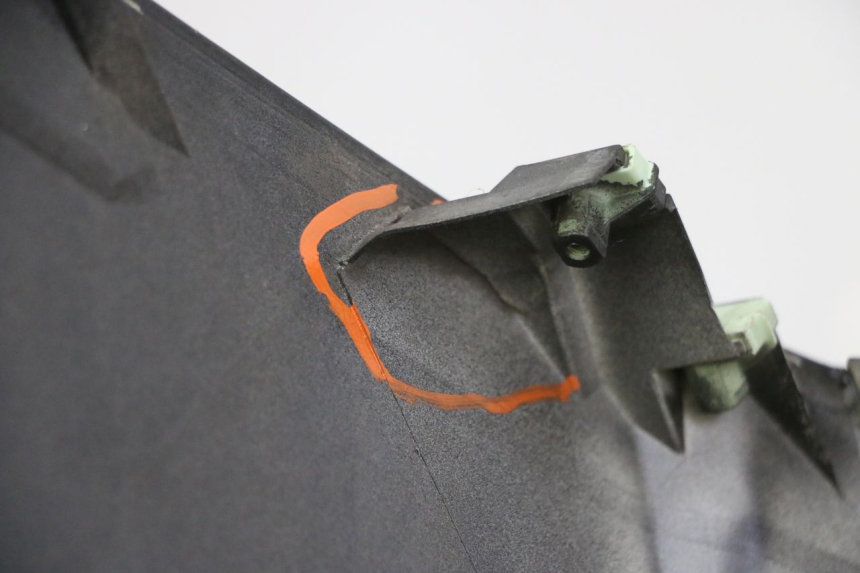 photo de SCUDO CARENA ANTERIORE PEUGEOT SATELIS 125 (2006 - 2009) - Zoom sullo stato d'uso