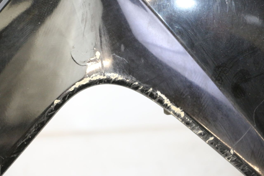 photo de SCUDO CARENA ANTERIORE PEUGEOT SATELIS 125 (2006 - 2009) - Dettaglio del componente