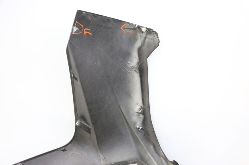 photo de SCUDO CARENA ANTERIORE PEUGEOT SATELIS 125 (2006 - 2009) - Dettagli dei punti di fissaggio