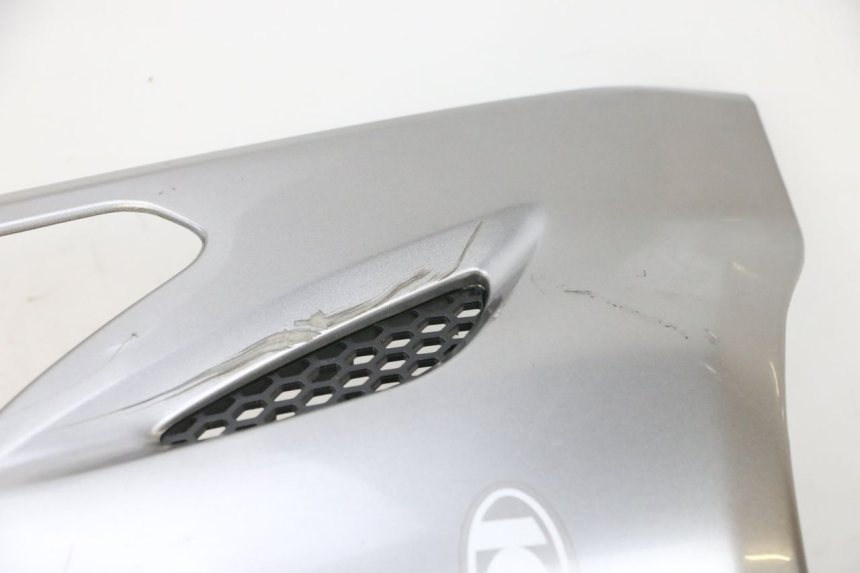 photo de CARENA ANTERIORE SUPERIORE KYMCO AGILITY CITY 4T 50 (2008 - 2016) - Zoom sui componenti