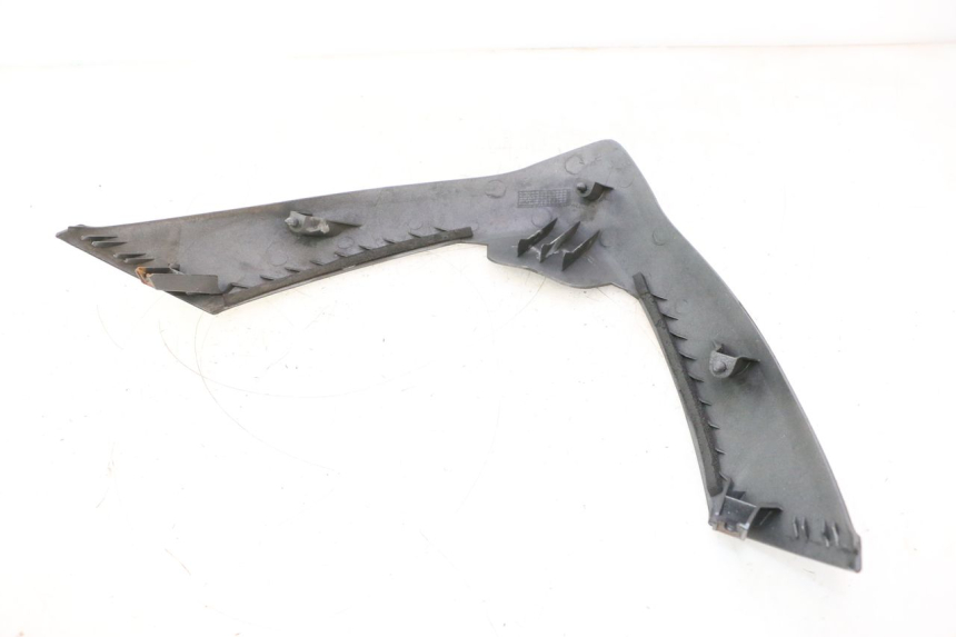 photo de CARENA ANTERIORE SUPERIORE SUZUKI BURGMAN 125 (2007 - 2014) - Primo piano tecnico