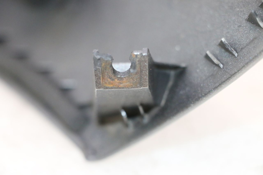 photo de CARENA ANTERIORE SUPERIORE SUZUKI BURGMAN 125 (2007 - 2014) - Dettagli dei punti di fissaggio