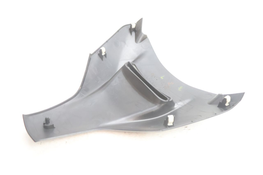 photo de CARENA ANTERIORE SUPERIORE SUZUKI BURGMAN EXECUTIVE ABS 650 (2006 - 2012) - Primo piano tecnico
