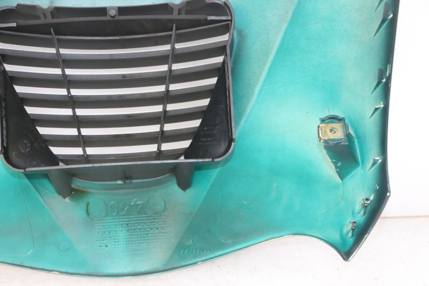 photo de CARENA ANTERIORE SUPERIORE PEUGEOT ELYSEO 125 (1999 - 2004) - Primo piano tecnico