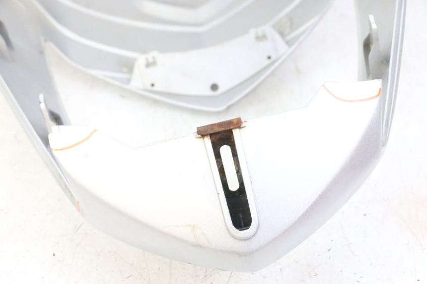 photo de CARENA ANTERIORE SUPERIORE HONDA SCV LEAD 100 (2003 - 2007) - Caratteristiche distintive