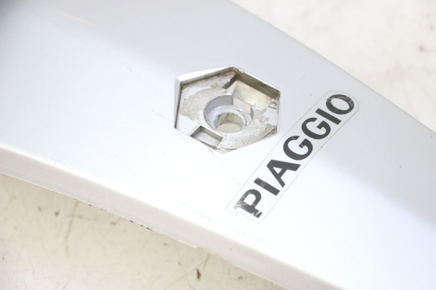 photo de CARENA ANTERIORE SUPERIORE PIAGGIO LIBERTY 125 (1998 - 2008) - Dettagli dei punti di fissaggio