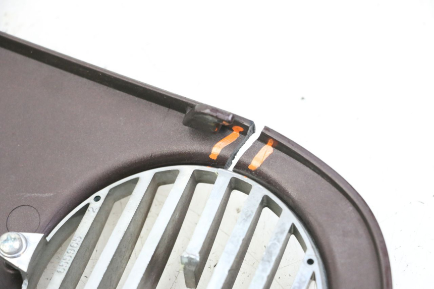 photo de CARENA ANTERIORE SUPERIORE PIAGGIO VESPA LX IE 125 (2010 - 2012) - Altra angolazione