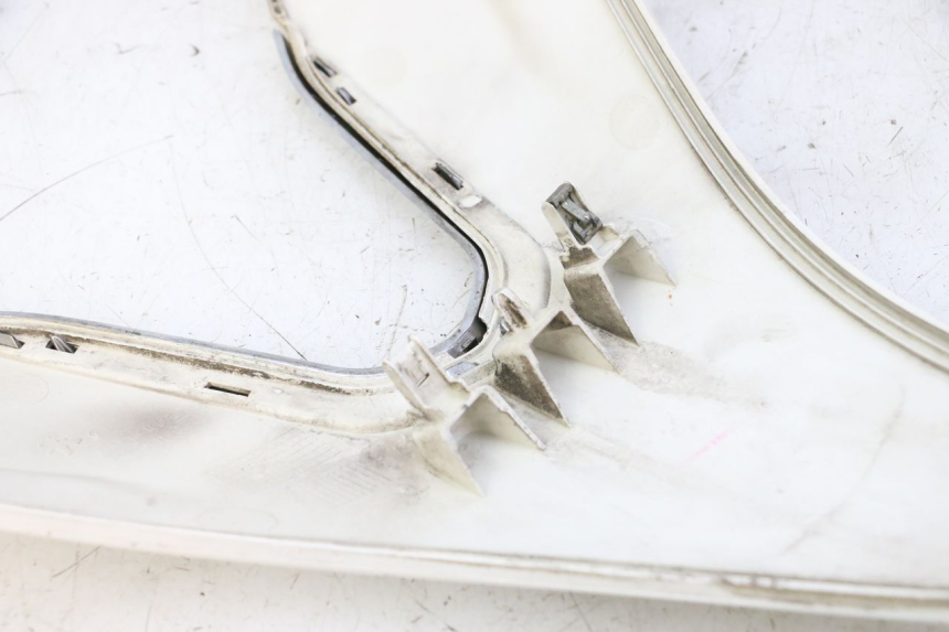 photo de FACCIATA ANTERIORE SUPERIORE PEUGEOT SATELIS 125 (2010 - 2012) - Dettaglio del componente