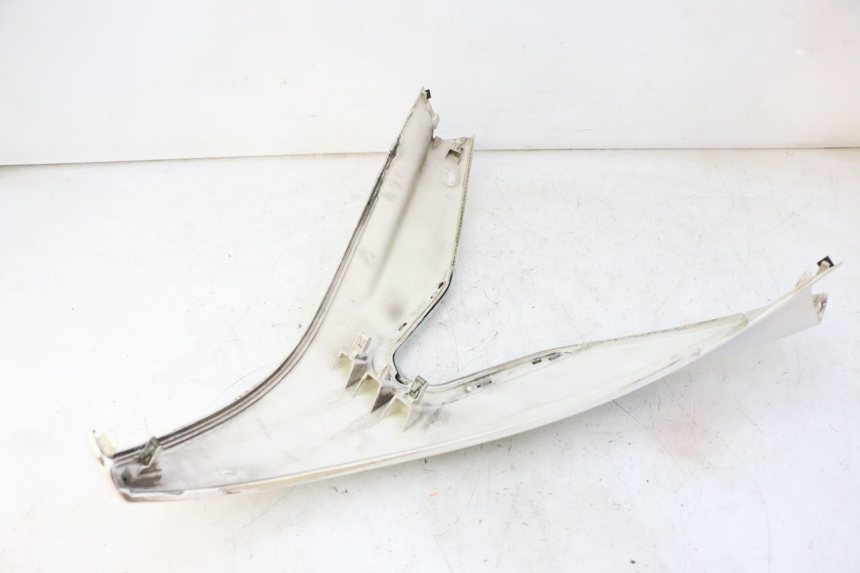 photo de FACCIATA ANTERIORE SUPERIORE PEUGEOT SATELIS 125 (2010 - 2012) - Dettagli dei punti di fissaggio