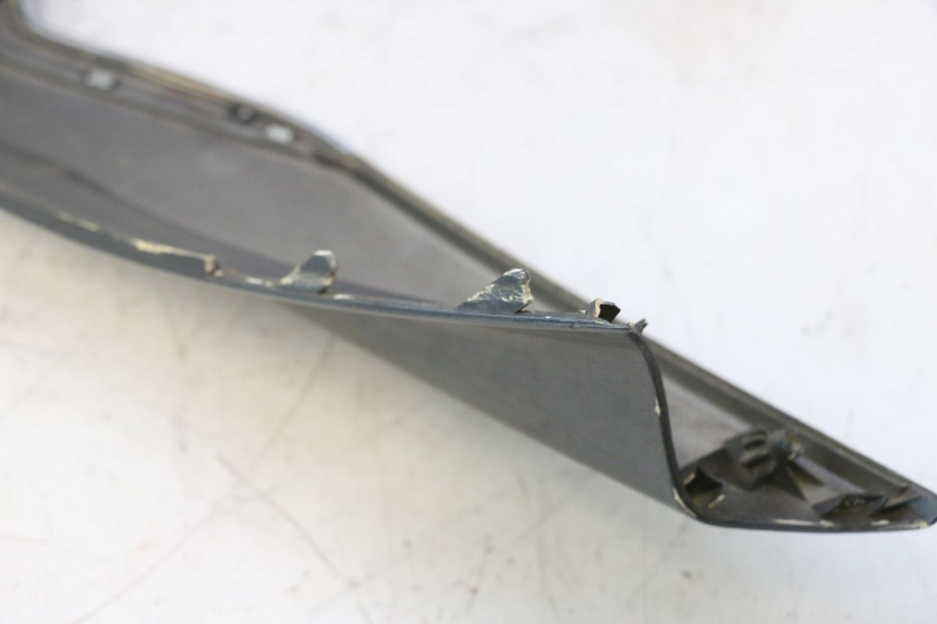 photo de CARENA ANTERIORE SUPERIORE PEUGEOT SATELIS 125 (2013 - 2018) - Dettaglio del componente