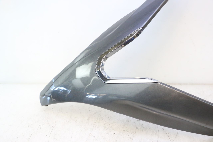 photo de CARENA ANTERIORE SUPERIORE PEUGEOT SATELIS 125 (2013 - 2018) - Zoom sui componenti