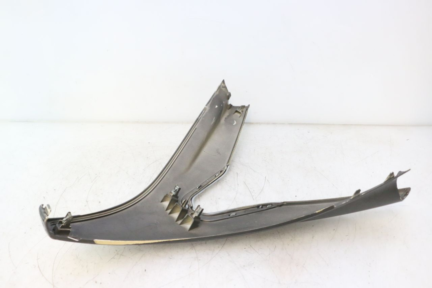 photo de CARENA ANTERIORE SUPERIORE PEUGEOT SATELIS 125 (2013 - 2018) - Zoom sullo stato d'uso