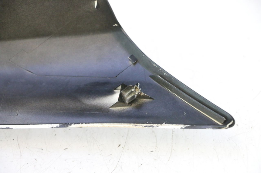 photo de CARENA ANTERIORE SUPERIORE PEUGEOT SATELIS 125 (2006 - 2009) - Caratteristiche distintive