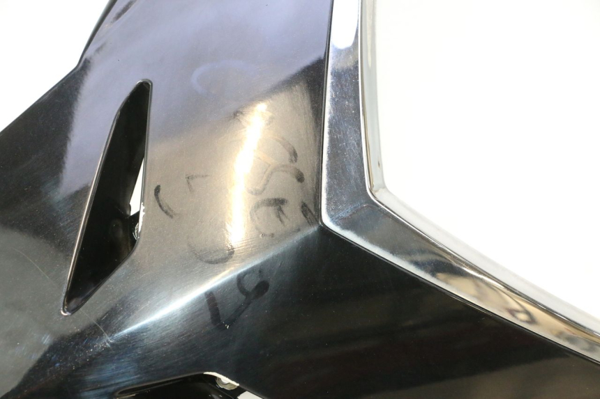 photo de CARENA ANTERIORE SUPERIORE PEUGEOT SATELIS 125 (2006 - 2009) - Zoom sullo stato d'uso
