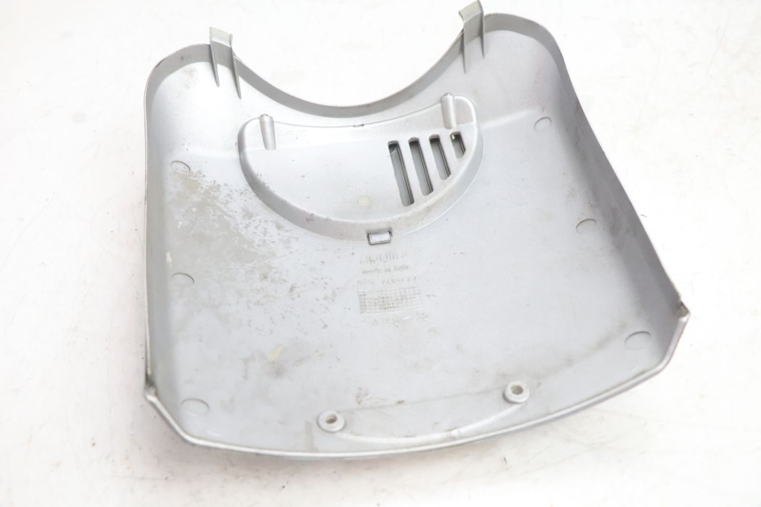 photo de CARENA ANTERIORE SUPERIORE APRILIA SCARABEO GT 125 (1999 - 2007) - Dettagli dei punti di fissaggio