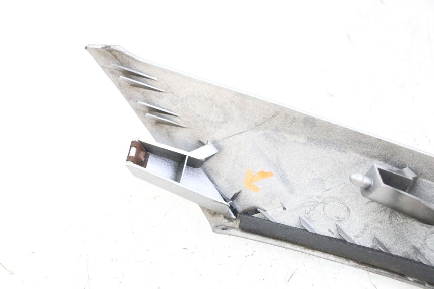 photo de CARENA ANTERIORE SUPERIORE SUZUKI BURGMAN 125 (2007 - 2014) - Dettaglio del componente