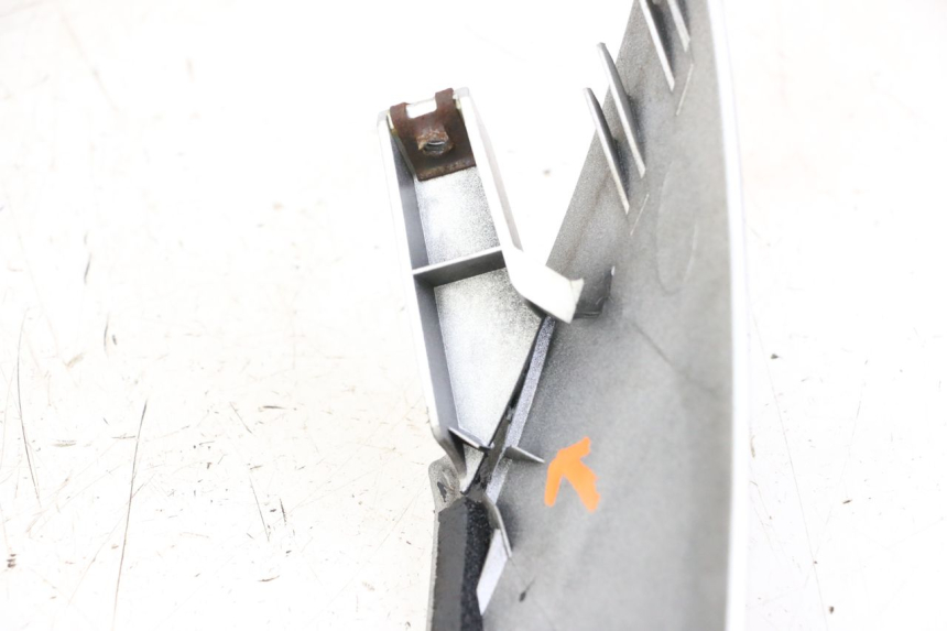 photo de CARENA ANTERIORE SUPERIORE SUZUKI BURGMAN 125 (2007 - 2014) - Zoom sullo stato d'uso