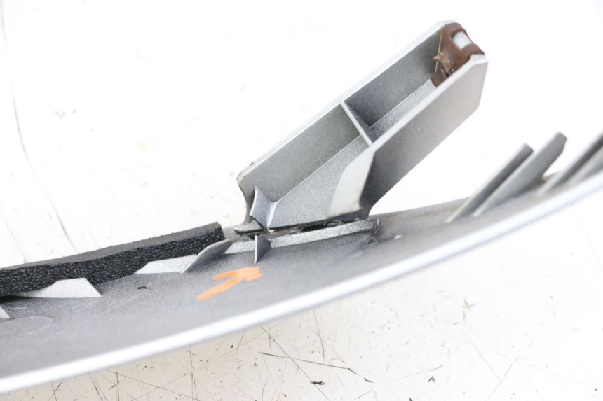 photo de CARENA ANTERIORE SUPERIORE SUZUKI BURGMAN 125 (2007 - 2014) - Altra angolazione