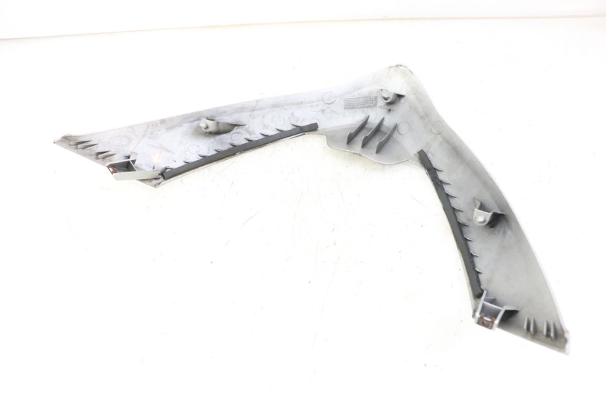 photo de CARENA ANTERIORE SUPERIORE SUZUKI BURGMAN 125 (2007 - 2014) - Primo piano tecnico